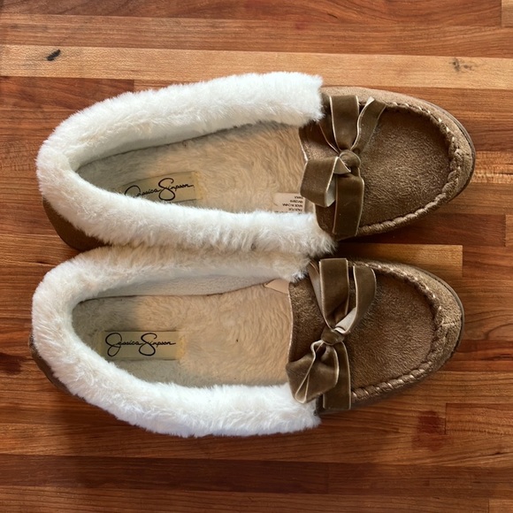 Women’s Creamy Brown Moccasins with White Fur Lining - Picture 4 of 9